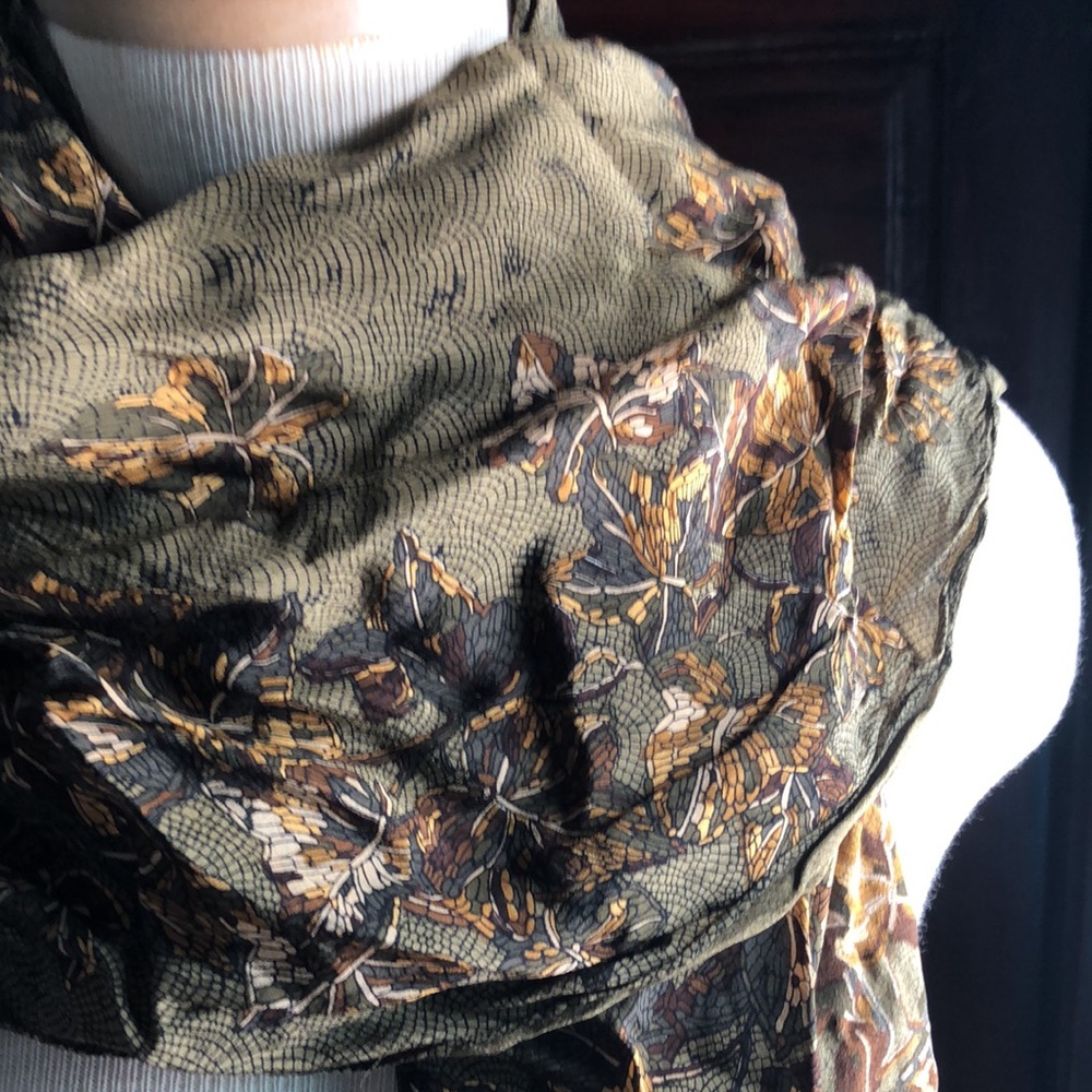 Vintage Ellen Tracy Silk  Autumn Leaves on Green background Scarf 33 x 35